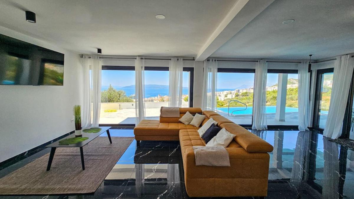 Lamar Super Views In Villa *